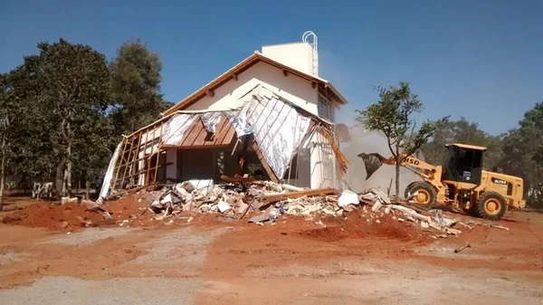 Moradores contestam derrubada de casa no Lago Norte. Veja vídeo