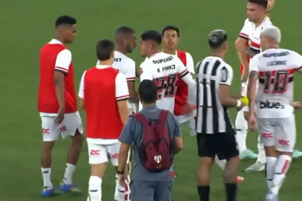 Foto colorida de jogadores do São Paulo discutindo após empate com Botafogo - Metrópoles