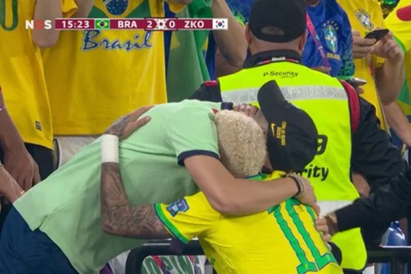 Após gol de pênalti, Neymar abraça Alex Telles, que está fora da Copa