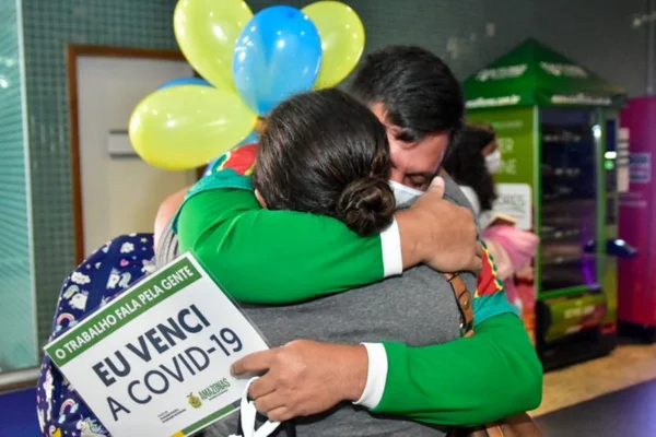 Mais sete pacientes recuperados da Covid-19 retornam a Manaus