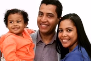 Cantora Amanda Wanessa, o marido e a filha, posam juntos e sorridentes