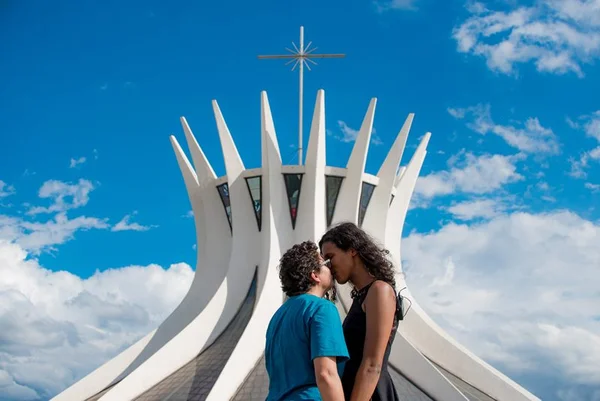 Casal transgênero planeja casar-se na Catedral de Brasília