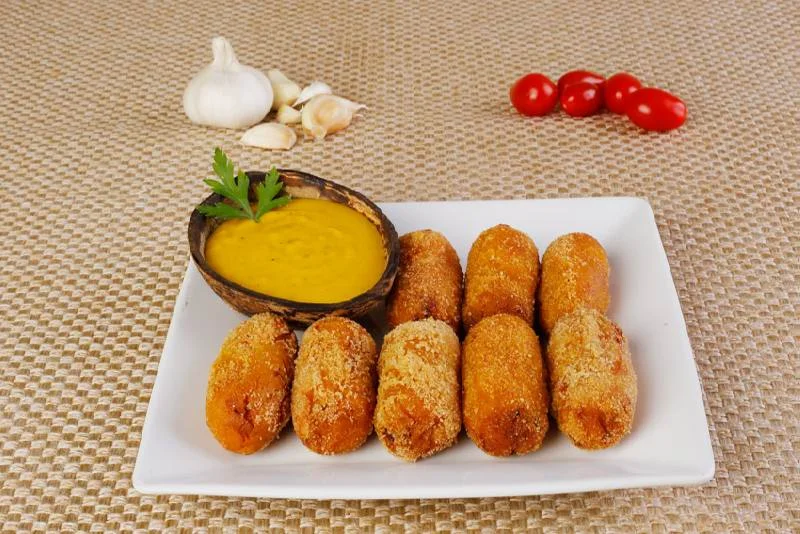 Destilaria Bar: Bolinho destilado com molho na kenga (bolinho
de massa caseira, recheado com carne de sol e queijo, servido com molho de abóbora picante) Destilaria Bar: Bolinho destilado com molho na kenga (bolinho
de massa caseira, recheado com carne de sol e queijo, servido com molho de abóbora picante)