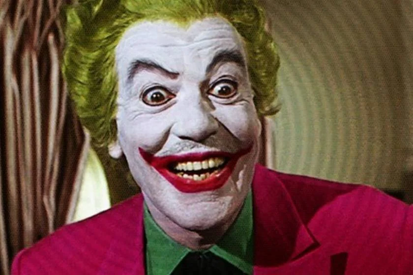 <b>Cesar Romero (1960): </b> Dono da interpretação mais marcante do Coringa para a TV. Foi Romero quem deixou de lado toda a história sombria do personagem, dando mais comicidade ao vilão. O estilo foi seguido por muitos atores posteriormente <b>Cesar Romero (1960): </b> Dono da interpretação mais marcante do Coringa para a TV. Foi Romero quem deixou de lado toda a história sombria do personagem, dando mais comicidade ao vilão. O estilo foi seguido por muitos atores posteriormente