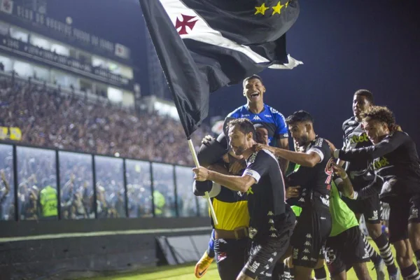 Nenê comemorando gol pelo Vasco