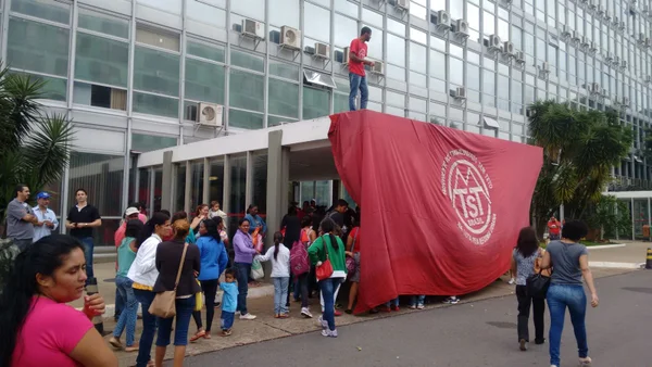 MTST se junta a grupo pró-Maduro e ocupa embaixada venezuelana