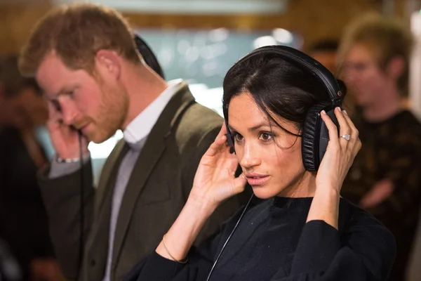 casal com headphones