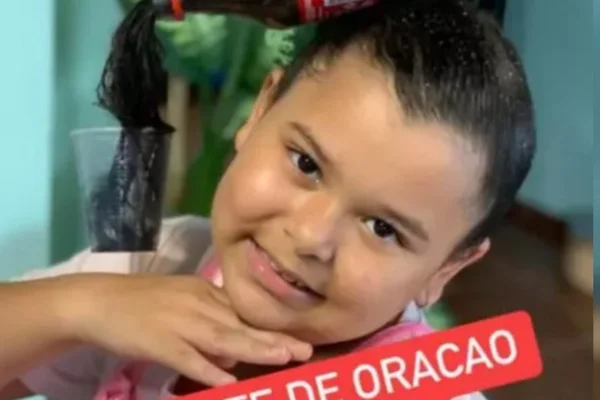 Foto mostra a menina Maria Julia Adriano, de 8 anos, que teve um AVC hemorrágico