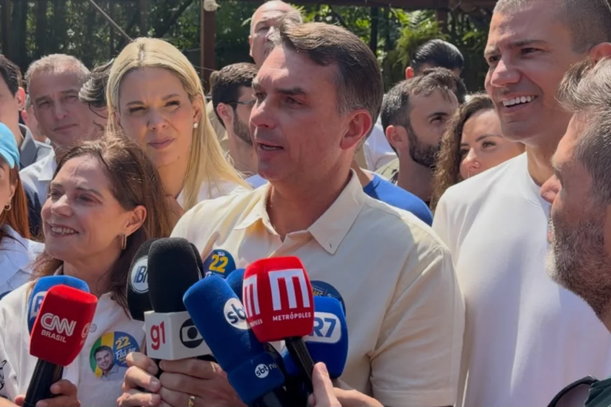 Senador Flávio Bolsonaro (PL) ao lado do governador eleito no Rio de Janeiro, Douglas Ruas (PL-RJ) Senador Flávio Bolsonaro (PL) ao lado do governador eleito no Rio de Janeiro, Douglas Ruas (PL-RJ)