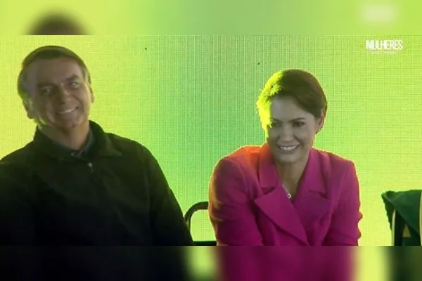 Ao lado de Michelle, Bolsonaro participa de evento voltado às mulheres