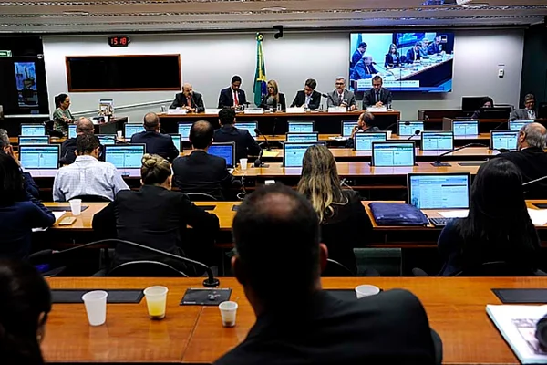 Juristas depõem a favor do impeachment de Dilma na Câmara