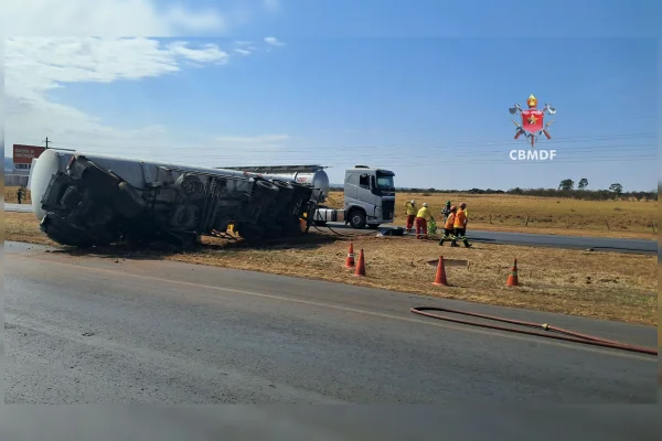Equipes atuam em rodovia fechada após tombamento de carreta