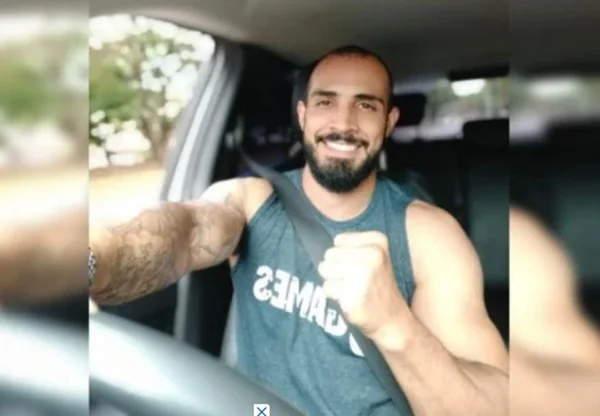 homem sorrindo