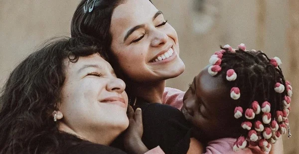 Na África, Bruna Marquezine revela que quer adotar uma criança
