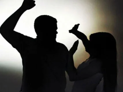 Assessor parlamentar é acusado de agredir e esganar ex-companheira