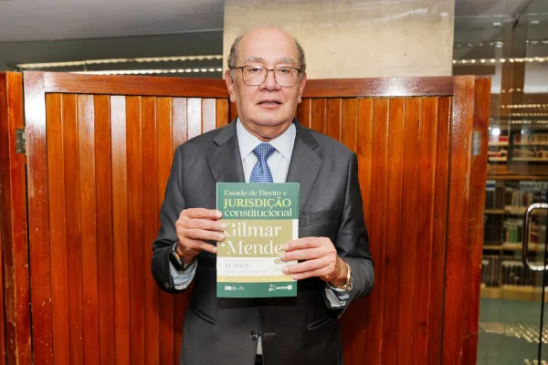 Ministro do STF, Gilmar Mendes, com seu livro, Estado Direito e Jurisdição Constitucional