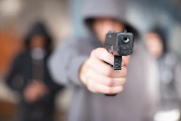 simulação de um assalto homem branco aponta arma