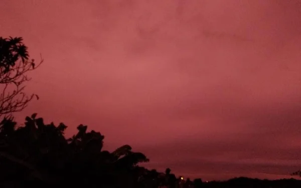 Joinville com fim de tarde colorido por conta das cinzas de vulcão
