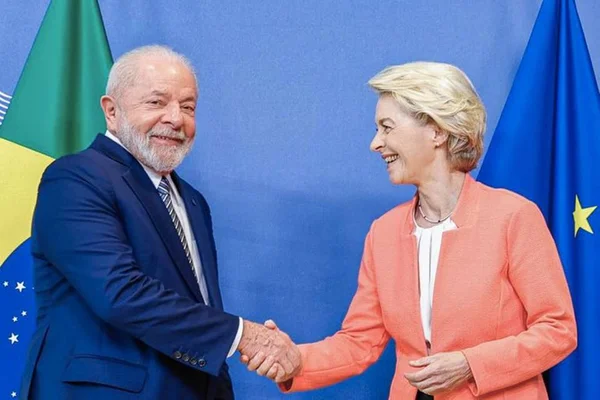 Foto colorida de Lula e Ursula von der Leyen - Metrópoles