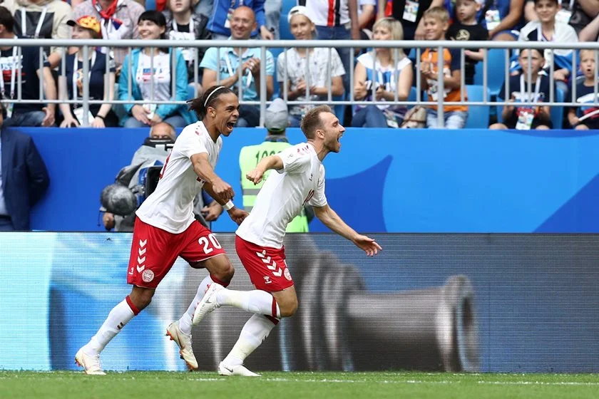 Christian Eriksen comemora gol com Yussuf Yurary Poulsen Christian Eriksen comemora gol com Yussuf Yurary Poulsen