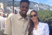 Éder Militão e Tainá Castro posam juntos e de óculos escuros