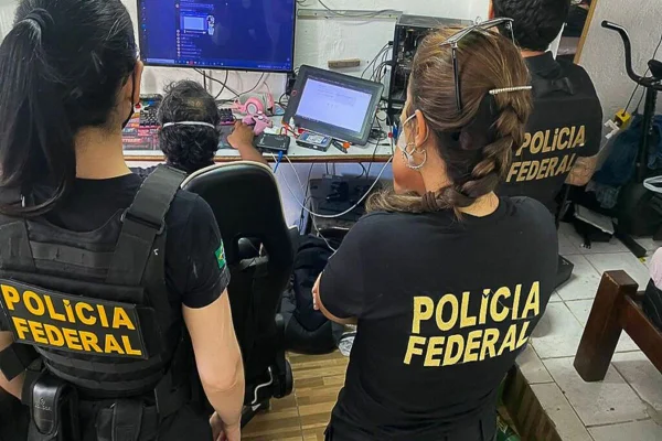 Imagem colorida de agentes da PF - Metrópoles