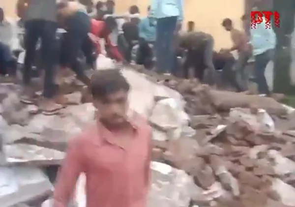 Teto desaba em Escola pública em Jhalawar, na Índia