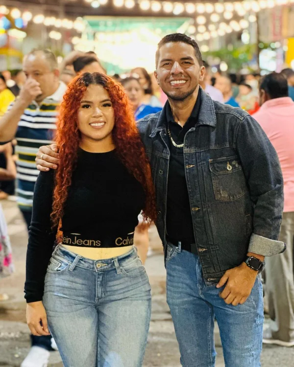 Imagem colorida. Casal abraçado - Metrópoles