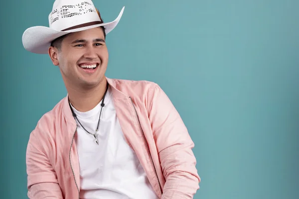 Lorenzo Fortes posa sorridente para as redes sociais - Metrópoles