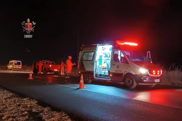 Homem de 73 anos morre atropelado por van escolar em rodovia do DF