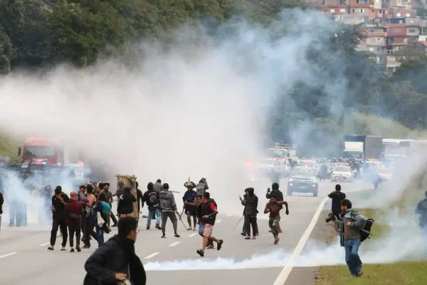 Imagem colorida de protesto em que PM reagiu com abordagem truculenta