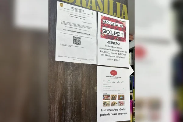 Imagem colorida de informes colados em porta de madeira - Metrópoles