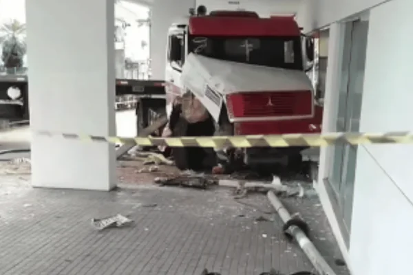 carreta bate em marquise banco interior