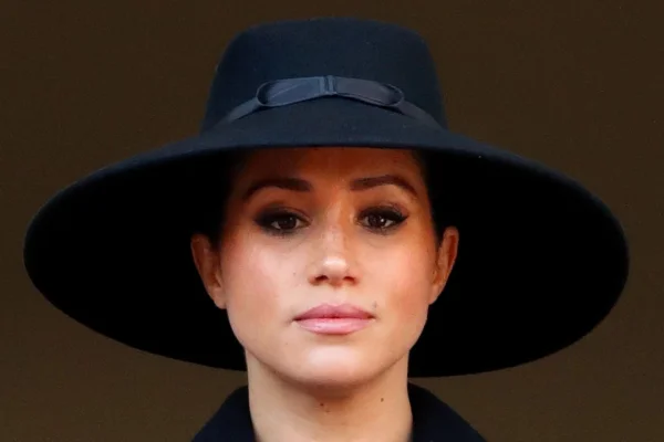Na foto a duquesa Meghan Markle com um chapéu preto - Metrópoles