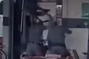 Policiais agridem homem já caído no chão 
