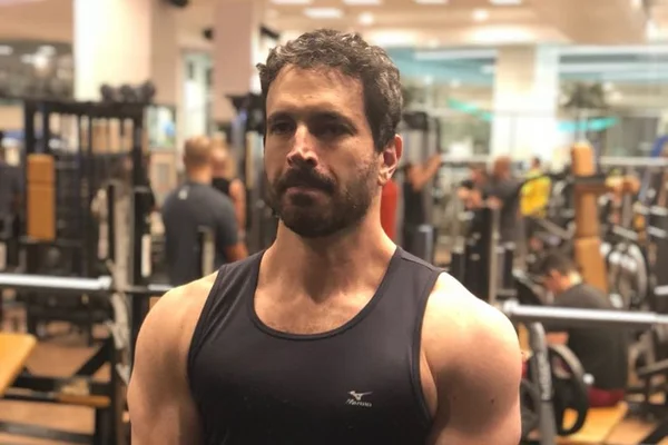 Filho de Caco Ciocler mostra que beleza é algo de família