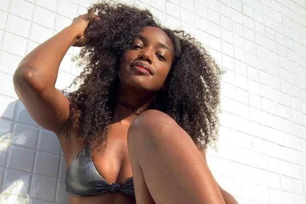 Iza celebra 30 anos com foto de biquíni: “Salve pras virginianas”