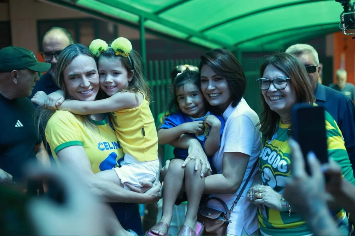 Celina Leão, Michelle Bolsonaro e Bia Kicis tirando foto com crianças Celina Leão, Michelle Bolsonaro e Bia Kicis tirando foto com crianças