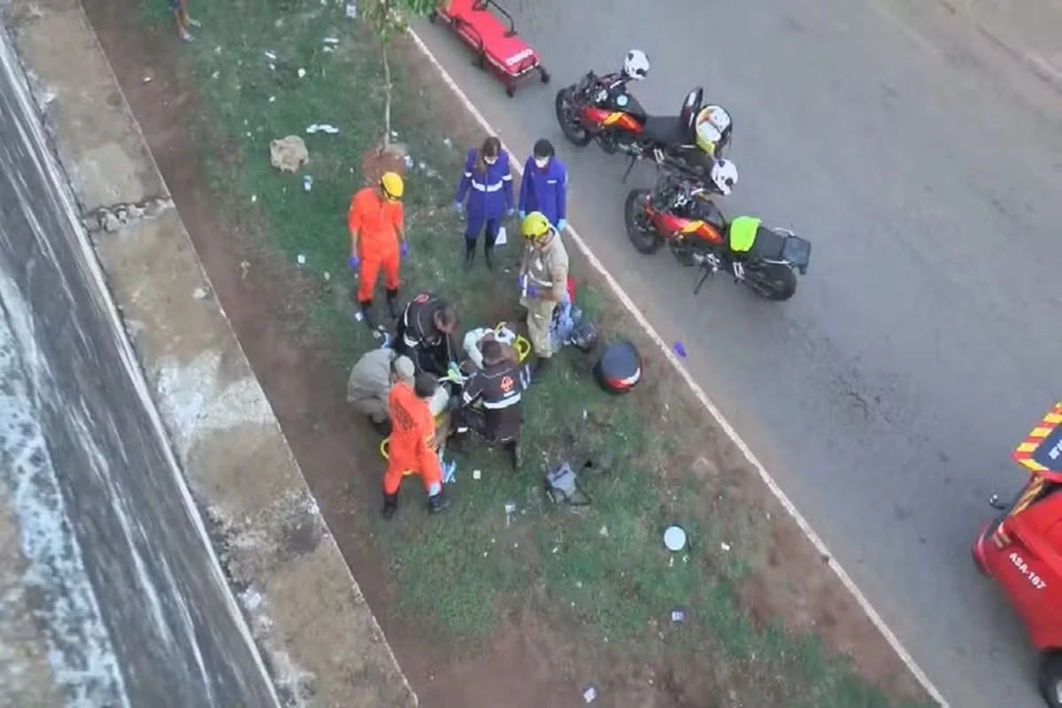 Um motociclista foi arremessado de um viaduto e ficou gravemente ferido após um acidente Um motociclista foi arremessado de um viaduto e ficou gravemente ferido após um acidente
