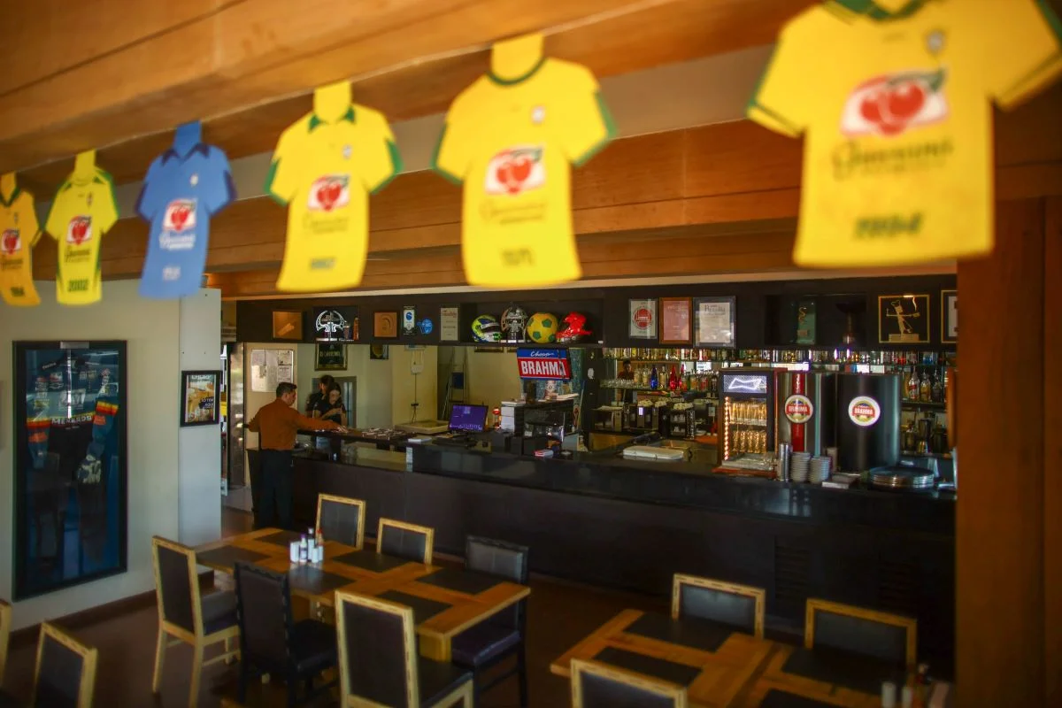 O restaurante tem bandeiras inspiradas nos títulos do Brasil, cabine fotográfica e ativações variadas O restaurante tem bandeiras inspiradas nos títulos do Brasil, cabine fotográfica e ativações variadas