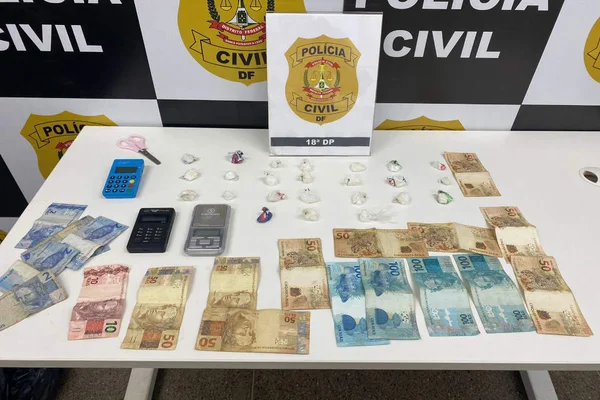 dinheiro e droga em pequenas embalagens