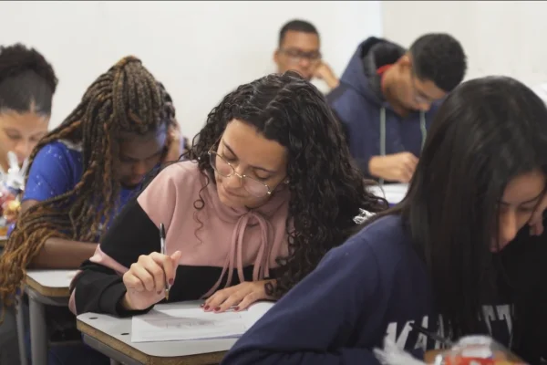 Imagem colorida - Estudantes de MG se preparam para o Enem com ajuda de IA - Metrópoles