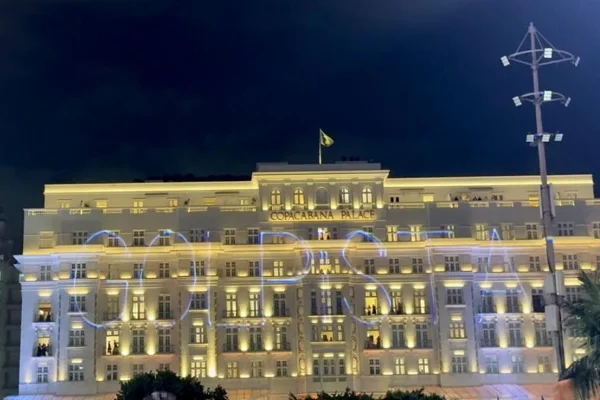 Fachada de hotel é alvo de manifestantes, e ato preocupa presidente da Câmara presente ao show no Rio de Janeiro