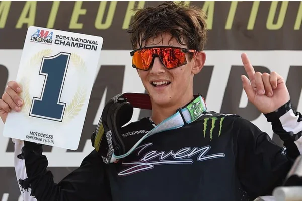 Imagem colorida de jovem campeão de motocross que morreu durante competição - Metrópoles