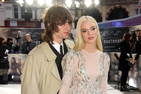 Anya Taylor-Joy se casa secretamente com o cantor Malcolm McRae