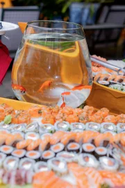 Mesa reúne diferentes opções de sushi Mesa reúne diferentes opções de sushi