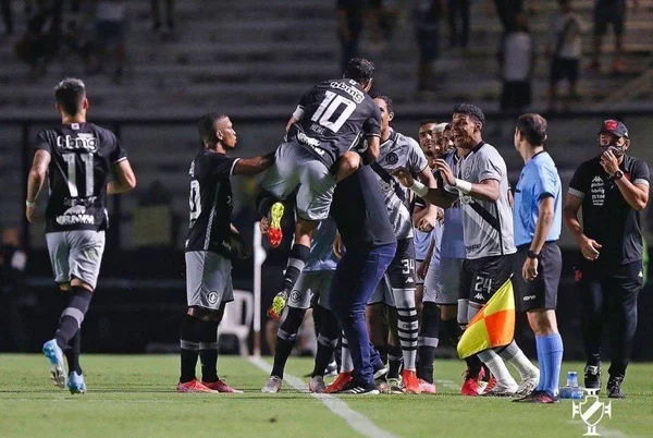 Vasco vence em São Januário e divide liderança com o Flamengo