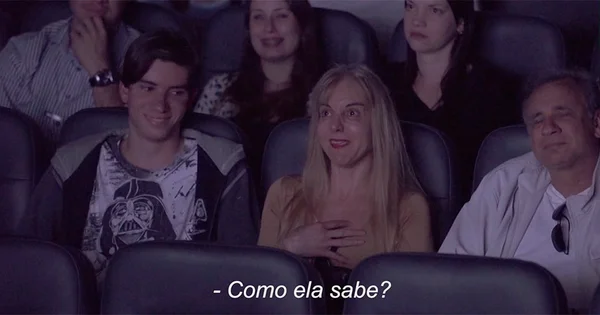 Professora é surpreendida com homenagem emocionante de ex-alunos