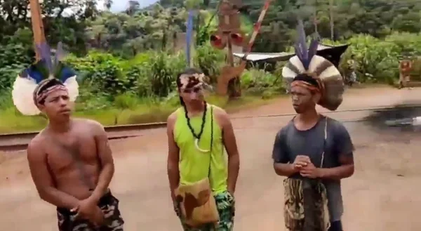 indigenas aldeia Naô Xohã ocupam ferrovia da Vale