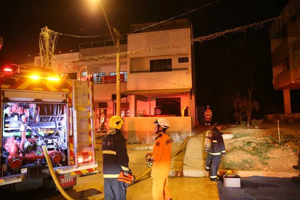 Incêndio destrói parte de pizzaria no C.A. 3 do Lago Norte